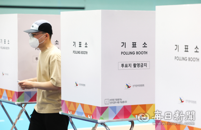 제21대 대통령 선거일인 3일 대구 수성구 대구여자고등학교 체육관에 마련된 투표소에서 유권자가 투표를 하고 있다. 안성완 기자 asw0727@imaeil.com