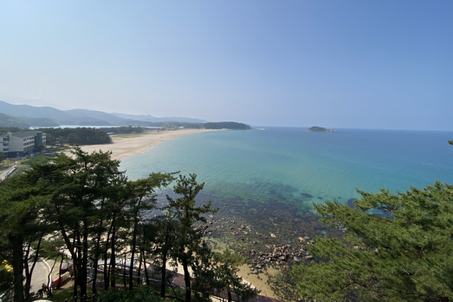 화진포의 성 김일성 별장에서 바라본 화진포 해수욕장 전경. 최두원기자