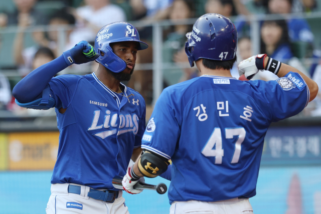 삼성 라이온즈의 르윈 디아즈가 3일 인천에서 열린 SSG 랜더스와의 경기 6회초 2점 홈런을 친 뒤 홈을 밟자 강민호가 반겨주고 있다. 삼성 제공
