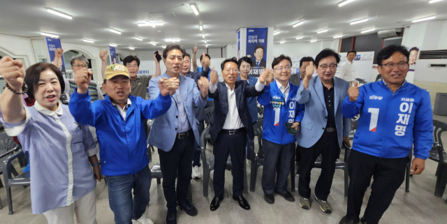 3일 안동에 있는 더불어민주당 안동시 선거사무소에서 민주당 지지자들이 출구조사 발표를 보며 환호하고 있다. 엄재진 기자