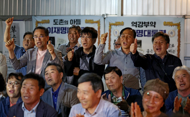 3일 이재명 더불어민주당 대선 후보의 고향 마을인 경북 안동시 예안면 도촌리 경로당에서 주민들이 출구조사 결과를 보고 환호하고 있다. 김영진 기자 kyjmaeil@imaeil.com