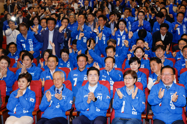 더불어민주당 윤여준, 박찬대 상임 총괄선대위원장을 비롯한 공동선대위원장들이 3일 서울 여의도 국회 의원회관에 마련된 제21대 대통령선거 개표 상황실에서 출구조사 결과 발표가 나오자 기뻐하고 있다. 연합뉴스