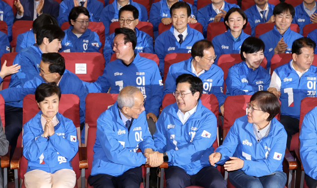 더불어민주당 윤여준·박찬대 상임 총괄선대위원장을 비롯한 공동선대위원장들이 3일 서울 여의도 국회 의원회관에 마련된 제21대 대통령선거 개표상황실에서 출구조사 결과 발표가 나오자 기뻐하고 있다. 연합뉴스