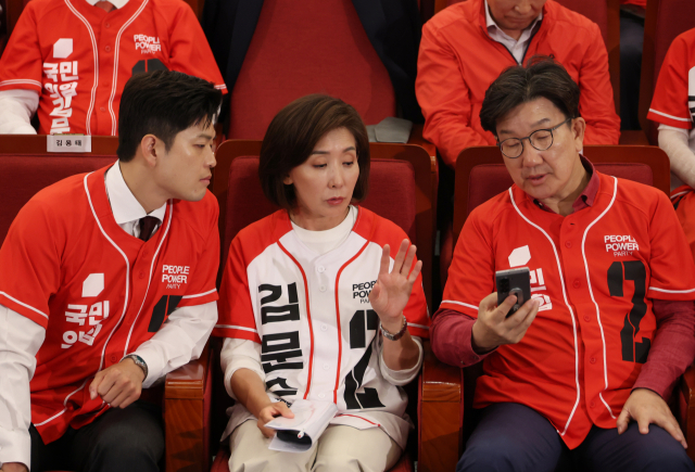 국민의힘 김용태 비상대책위원장, 나경원 의원, 권성동 원내대표가 3일 서울 여의도 국회도서관에 마련된 국민의힘 제21대 대통령선거 개표상황실에서 방송사 출구조사 결과를 지켜보며 대화하고 있다. 연합뉴스