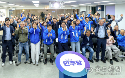 [포토뉴스] 출구조사 결과 환호하는 더불어민주당 대구시당