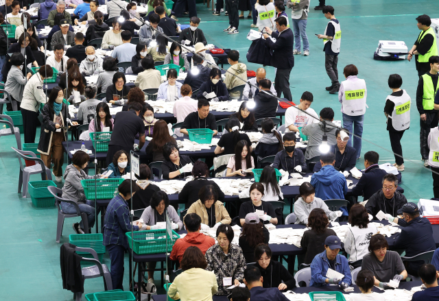 제21대 대통령 선거일인 3일 경기도 수원시 장안구 수원실내체육관에 설치된 개표소에서 개표사무원들이 표를 분류하고 있다. 연합뉴스