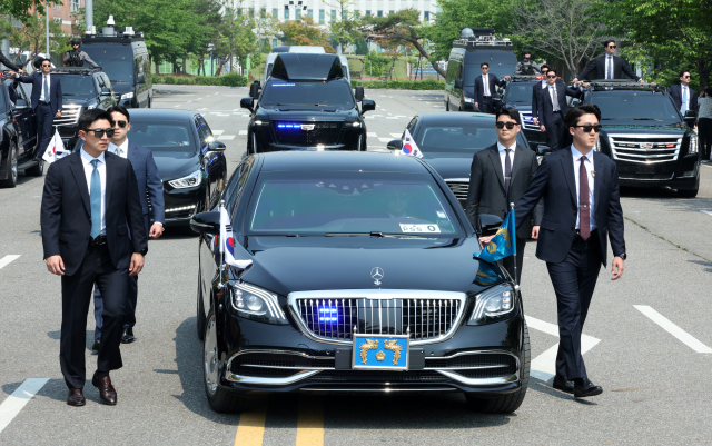 대통령경호처 경호관들이 탑승한 차량들이 27일 서울 강서구 경호안전교육원에서 제21대 대통령 취임식을 앞두고 취임식 차량 퍼레이드 훈련을 하고 있다. 연합뉴스