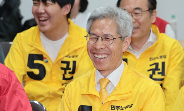 민주노동당 권영국 대선 후보가 3일 서울 구로구 선거캠프에서 제21대 대통령선거 출구조사 결과를 지켜보고 있다. 연합뉴스