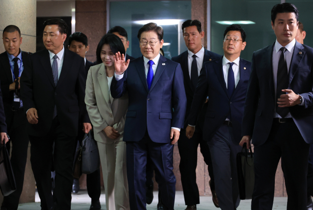 제21대 대통령 선거에서 당선이 확실시되는 더불어민주당 이재명 후보와 김혜경 여사가 3일 밤 인천 계양구 자택을 나서며 주민과 지지자들을 향해 인사하고 있다. 연합뉴스