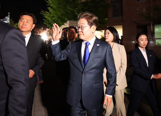 제21대 대통령 선거에서 당선이 유력한 더불어민주당 이재명 후보가 3일 밤 인천 계양구 자택을 나서며 주민과 지지자들에게 인사하고 있다. 연합뉴스