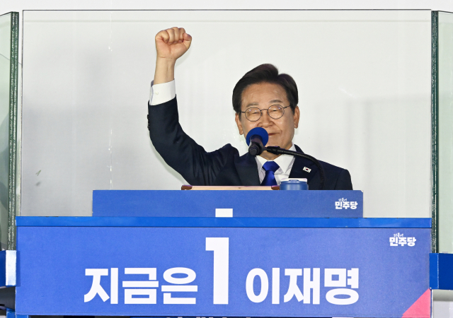 제21대 대통령 당선이 확실시되는 더불어민주당 이재명 대선 후보가 4일 서울 여의도 국회 인근에서 당 주최로 열린 국민개표방송 행사에 참석해 연설하고 있다. 연합뉴스