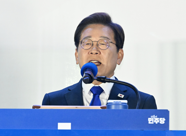 제21대 대통령 당선이 확실시되는 더불어민주당 이재명 대선 후보가 4일 서울 여의도 국회 인근에서 당 주최로 열린 국민개표방송 행사에 참석해 연설하고 있다. 연합뉴스