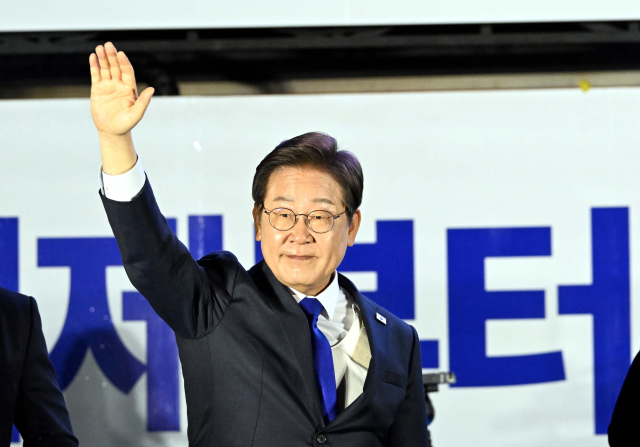 제21대 대통령 당선이 확실시되는 더불어민주당 이재명 대선 후보가 4일 서울 여의도 국회 인근에서 당 주최로 열린 국민개표방송 행사에 참석해 시민들을 향해 인사하고 있다. 연합뉴스