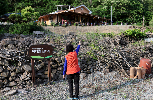 제21대 대통령 선거가 시행된 지난 3일 이재명 대통령의 생가가 있는 경북 안동시 예안면 지통마에서 한 주민이 어릴적 이재명 대통령이 태어나고 생활했던 상황에 대해 설명하고 있다. 김영진 기자 kyjmaeil@imaeil.com