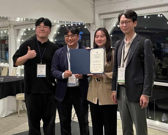 DGIST 좌훈승 교수(왼쪽에서 두 번째) 연구팀이 IEEE RTAS 2025 최우수 논문상 수상했다. DGIST 제공.