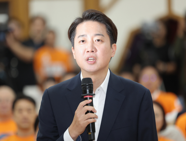 개혁신당 이준석 대선 후보가 3일 방송 3사 출구조사 발표를 확인한 뒤 서울 국회 여의도 의원회관에 마련된 당 개표상황실에 도착해 소감을 밝히고 있다. 연합뉴스