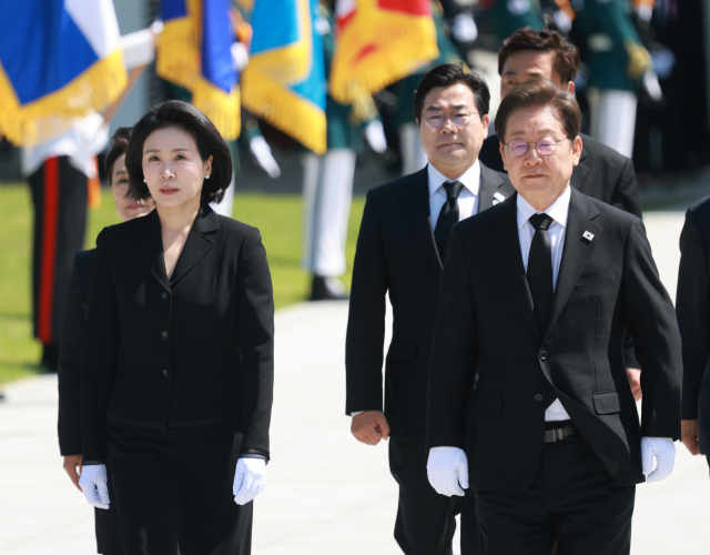 이재명 대통령과 김혜경 여사가 4일 서울 동작구 국립서울현충원에서 현충탑 참배를 위해 이동하고 있다. 연합뉴스