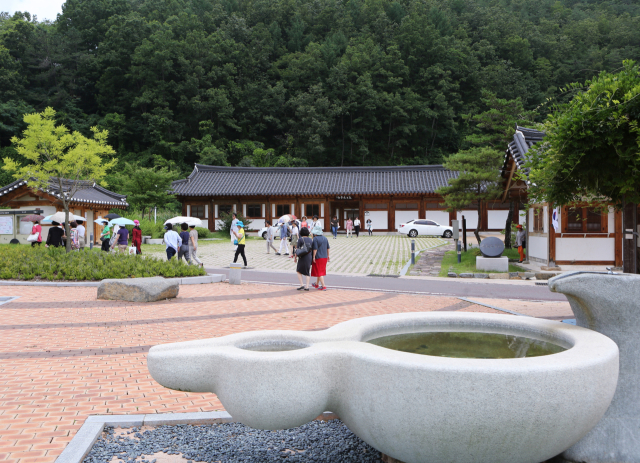 영양군 일월면 주곡리에 있는 지훈문학관에서는 청록파 시인 조지훈 선생의 소년시절부터 광복과 현대사 속의 삶, 가족 이야기 등을 담은 다양한 전시물을 선보이고 있다. 영양군 제공
