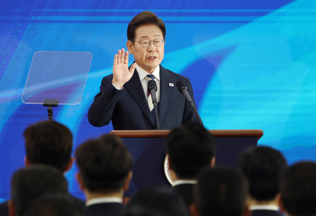 이재명 대통령이 4일 서울 여의도 국회에서 열린 제21대 대통령 취임 선서식에서 취임 선서를 하고 있다. 연합뉴스