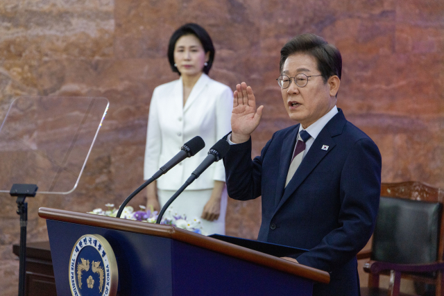 이재명 대통령이 4일 서울 여의도 국회에서 열린 제21대 대통령 취임선서식에서 취임 선서를 하고 있다. 연합뉴스