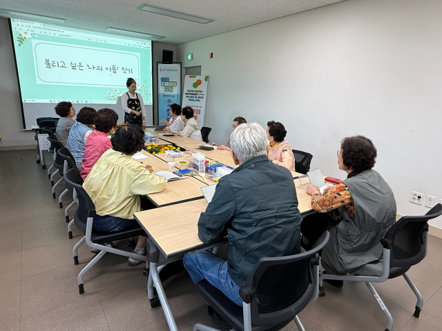 경산시청이 치매예방교실 수업을 진행하고 있다. 경산시 보건소 제공