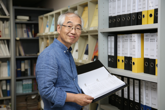 전영범 책임연구원이 보현산천문대 연구동 도서실에서 지난 관측자료를 열람하고 있다. 김도훈 기자