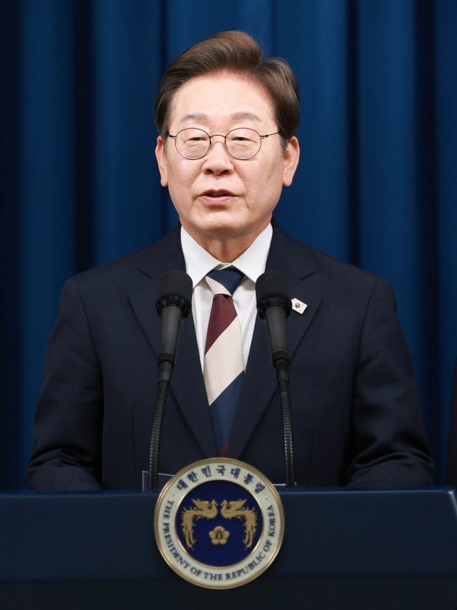 이재명 대통령이 4일 서울 용산 대통령실 청사에서 열린 인사브리핑에서 새 정부 첫 인사 발표를 하고 있다. 연합뉴스