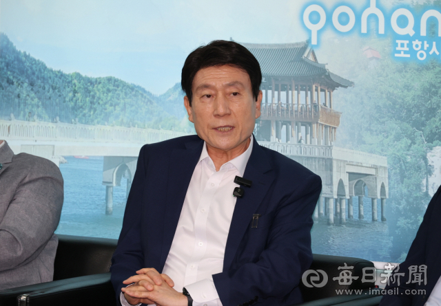 이강덕 포항시장이 4일 시청 브리핑룸에서 기자간담회를 열고 지역경제 활력 회복과 민생 안정을 위한 시정 운영 방향을 밝히고 있다. 포항시 제공