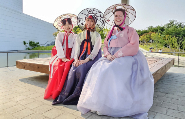 문화도시수성투어 조선타임슬립에 참가한 외국인들이 대구간송미술관 야외정원에서 포즈를 취하고 있다.