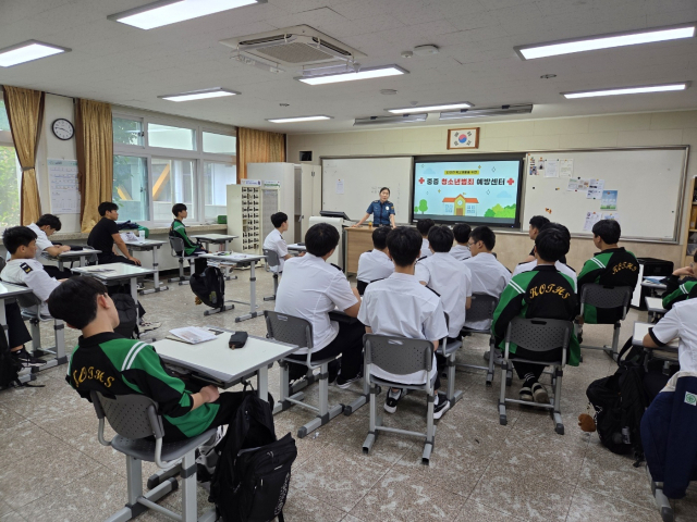경북 구미경찰서는 지난 2일 금오공업고등학교 1학년 신입생 152명을 대상으로 학교폭력, 사이버 도박, 딥페이크 등 청소년 범죄 예방 교육을 실시했다. 구미경찰서 제공