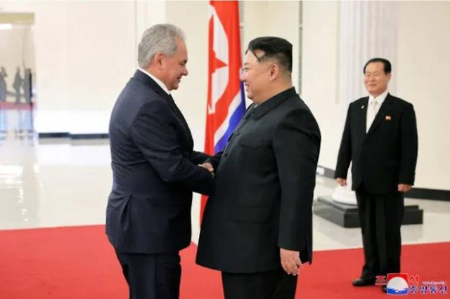 3월 21일 김정은 북한 국무위원장(오른쪽)이 방북한 세르게이 쇼이구 러시아 국가안보회의 서기(왼쪽)와 악수를 하고 있다. 연합뉴스