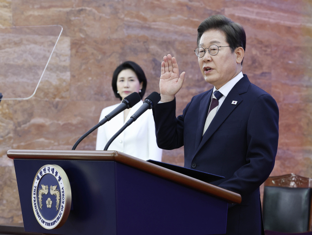 이재명 대통령이 4일 서울 여의도 국회에서 열린 제21대 대통령 취임선서식에서 취임 선서를 하고 있다. 연합뉴스