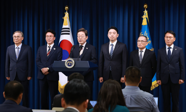이재명 대통령이 4일 서울 용산 대통령실 청사에서 열린 새 정부 첫 인사 발표를 하고 있다. 왼쪽부터 이종석 국가정보원장 후보자, 김민석 국무총리 후보자, 이 대통령, 강훈식 대통령비서실장, 위성락 안보실장, 황인권 대통령경호처장. 연합뉴스