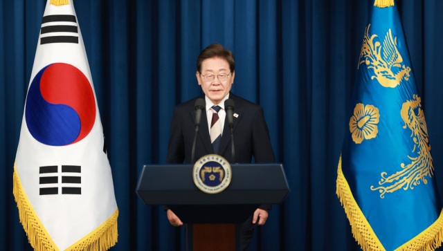 이재명 대통령이 4일 서울 용산 대통령실 청사에서 열린 인사브리핑에서 새 정부 첫 인사 발표를 하고 있다. 연합뉴스