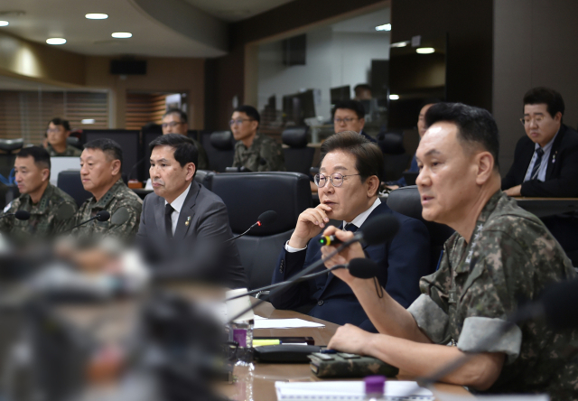 이재명 대통령이 지난 4일 합동참모본부 전투통제실을 방문해 김명수 합참의장 등 군 지휘부로부터 군사대비태세 보고를 받고 있는 모습. 국방부 제공