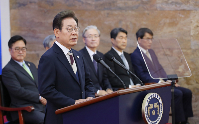 이재명 대통령이 4일 서울 여의도 국회에서 열린 제21대 대통령 취임선서식에서 취임 연설을 하고 있다. 연합뉴스