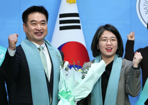 다시는 볼 수 없을 장면. 22대 총선을 앞뒀던 2024년 2월 15일 당시 최혁진 전 문재인 정부 청와대 사회적경제비서관과 용혜인 기본소득당 대표. 연합뉴스