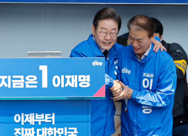 더불어민주당 이재명 대선 후보가 공식 선거운동 이틀째를 맞았던 지난 5월 13일 오전 집중 유세를 위해 경북 구미역 광장을 찾아 권오을 국민대통합위원장과 인사를 나누고 있다. 연합뉴스
