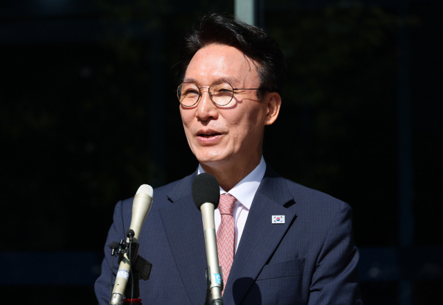 김민석 국무총리 후보자가 5일 서울 종로구 통의동 금융감독연수원에 마련된 인사청문회 준비 사무실로 첫 출근을 하며 취재진 질문에 답하고 있다. 연합뉴스