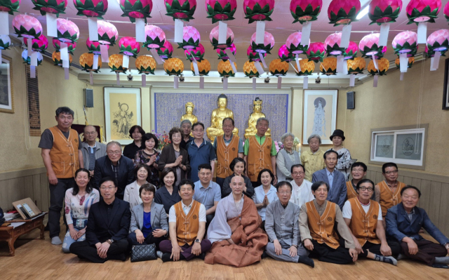 구미불교거사림회 회원들이 지난 4일 구미시 원평동 금오정사에서 창립 31주년 및 법당 13주년 기념 원구스님 초청 법회를 가진 뒤 기념촬영을 하고 있다. 구미불교거사림회 제공