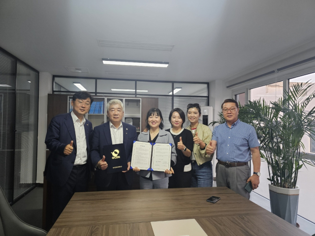 지난 4월 20일 중국 칭다오에서 칭다오한인회 이덕호 회장(왼쪽 두번째)과 국내 각 지역 유학원장들이 업무협약을 맺었다. 군월드 제공