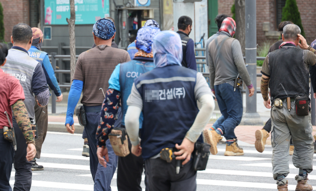 서울 마포구 한 공사 현장에서 관계자들이 이동하는 모습. 연합뉴스