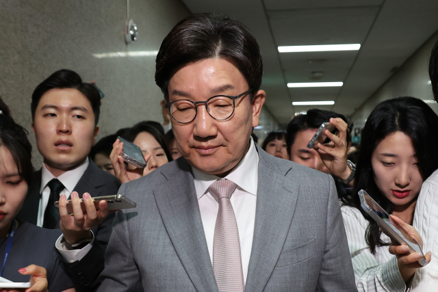 국민의힘 권성동 원내대표가 5일 서울 여의도 국회 국민의힘 비상대책위원장실을 나와 원내대표실로 향하며 취재진의 질문을 받고 있다. 연합뉴스