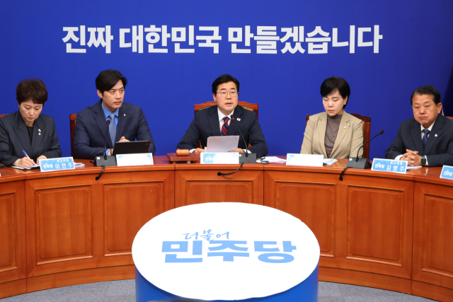 더불어민주당 박찬대 대표 권한대행 겸 원내대표가 5일 서울 여의도 국회에서 열린 최고위원회의에서 발언하고 있다. 연합뉴스