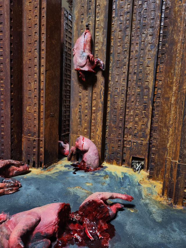 안효찬, 생산적 미완#11, IUF, 시멘트, 철근, 아이소핑크, 나무, 철, 오브제 위 수채, 185x120x200cm, 2024