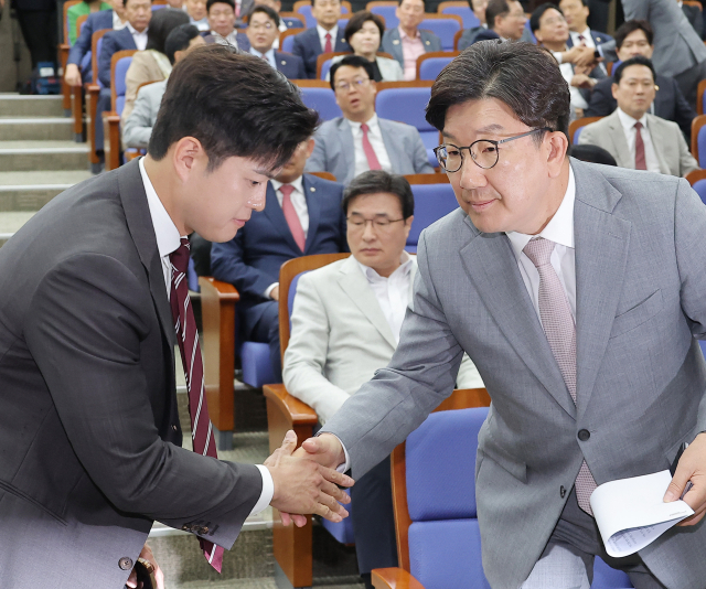 국민의힘 김용태 비상대책위원장과 권성동 원내대표가 5일 서울 여의도 국회에서 열린 의원총회에 참석해 악수를 하고 있다. 권 원내대표는 이날 총회를 통해 원내대표직 사퇴 의사를 밝혔다. 연합뉴스