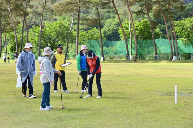 청송 산남파크골프장이 오는 9일 문을 연다. 이 파크골프장은 지역주민에게는 무료이며 출향인과 관광객 등은 지역 소비 영수증을 지참하면 무료로 이용할 수 있도록 현재 방침을 마련 중이다. 청송군 제공