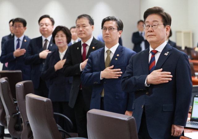 이재명 대통령이 5일 서울 용산 대통령실 청사에서 열린 국무회의에서 국기에 경례를 하고 있다. 연합뉴스