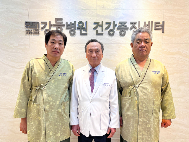 신재학(가운데) 구미강동병원 병원장이 국가유공자들과 함께 사진을 찍고 있다. 구미강동병원 제공