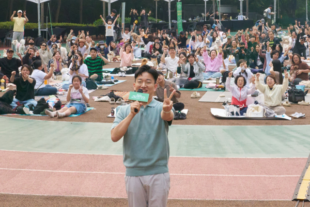 이세원 원장이 지난달 31일 서울 용마폭포공원에서 열린 제22회 서울국제환경영화제에서 반려동물 진료에 대한 강연을 하고 있다. 바른동물의료센터 제공